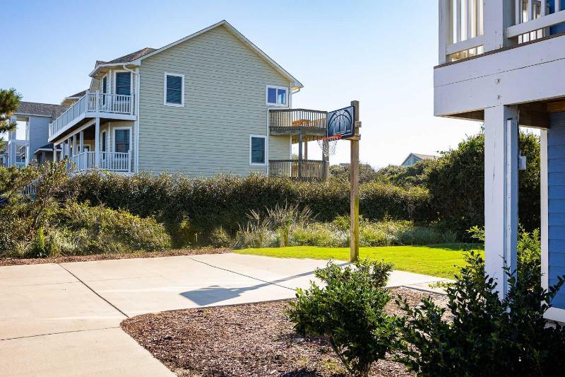 Gorgeous Semi-Oceanfront Home in Whalehead - image 35