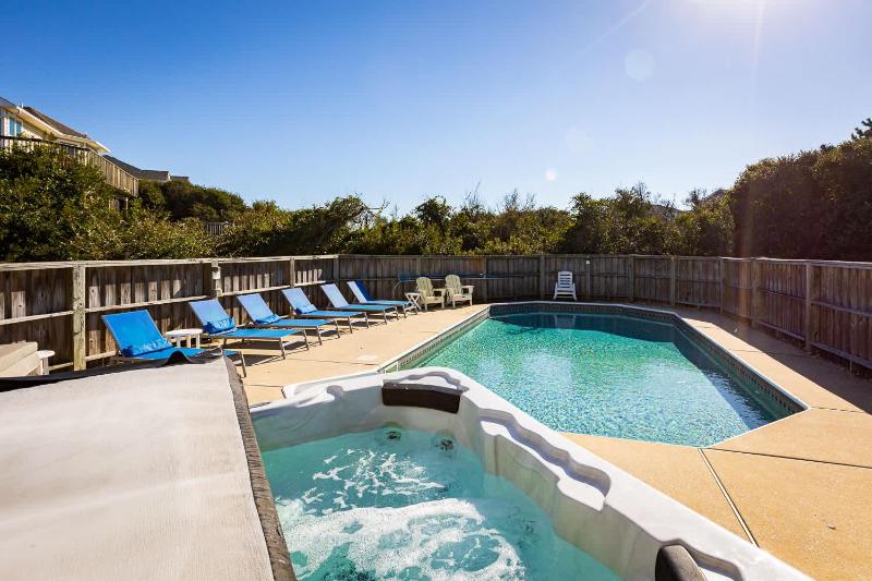 Gorgeous Semi-Oceanfront Home in Whalehead - image 49