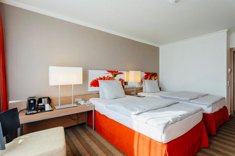 Twin Room with Balcony image 4