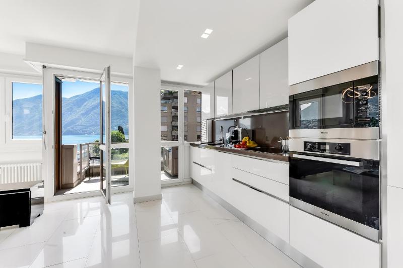 Paradiso Incanto Lake View Apartment - Happy Rentals - image 21