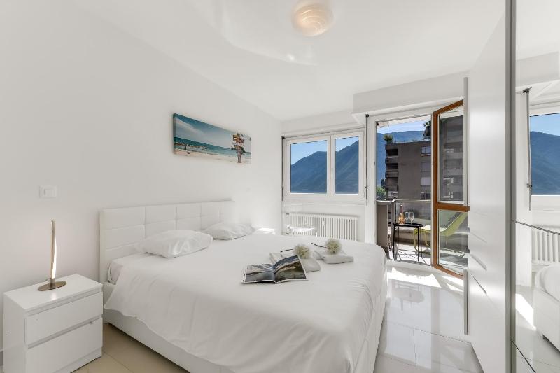 Paradiso Incanto Lake View Apartment - Happy Rentals - image 15