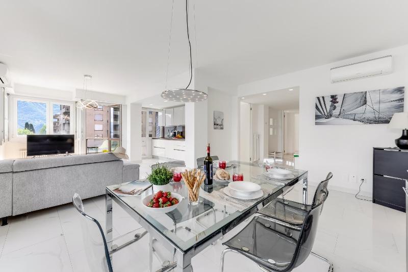 Paradiso Incanto Lake View Apartment - Happy Rentals - image 4