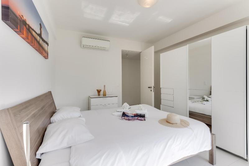Paradiso Incanto Lake View Apartment - Happy Rentals - image 13