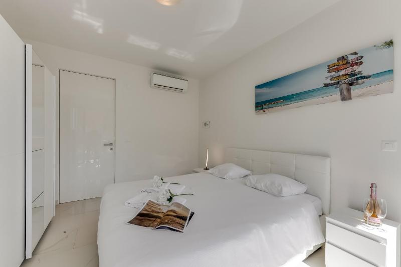 Paradiso Incanto Lake View Apartment - Happy Rentals - image 18