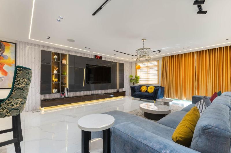 WATERFRONT 3BR APT W/FREE PARKIN WiFi NETFLIX POOL - image 9