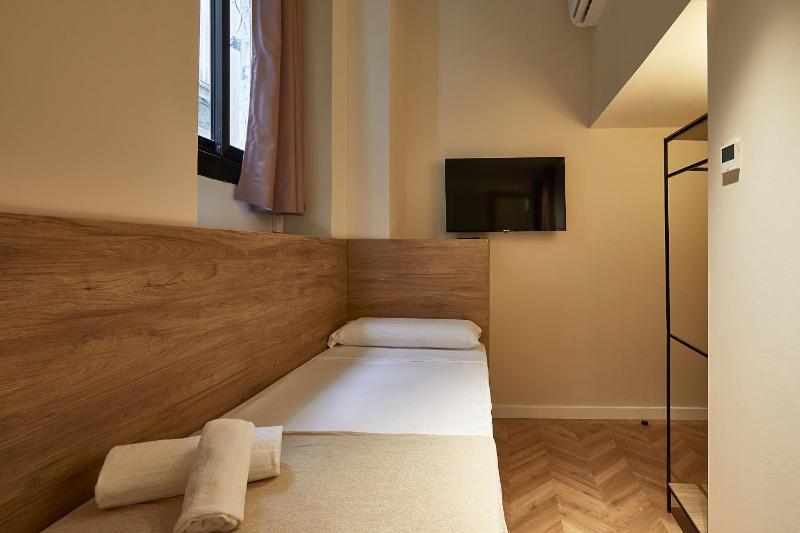 Twin Room with Bathroom image 4