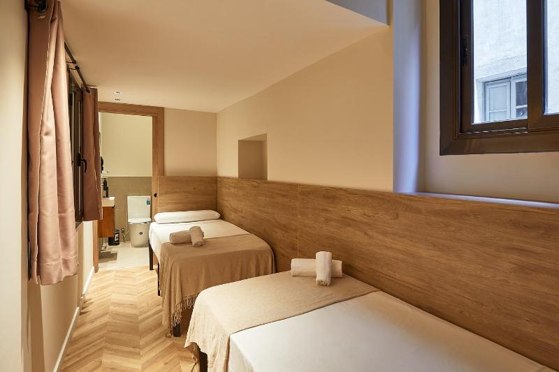 Twin Room with Bathroom image 1