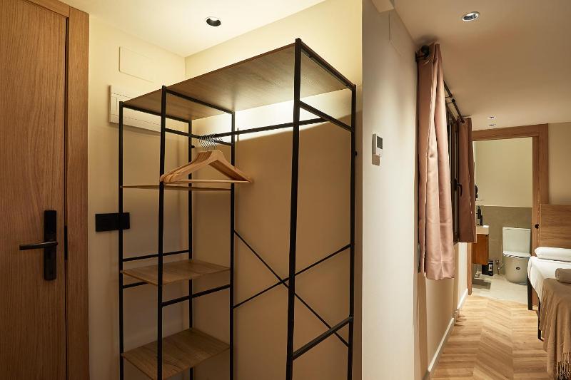 Twin Room with Bathroom image 2