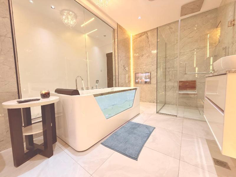WATERFRONT 3BR APT W/FREE PARKIN WiFi NETFLIX POOL - image 1