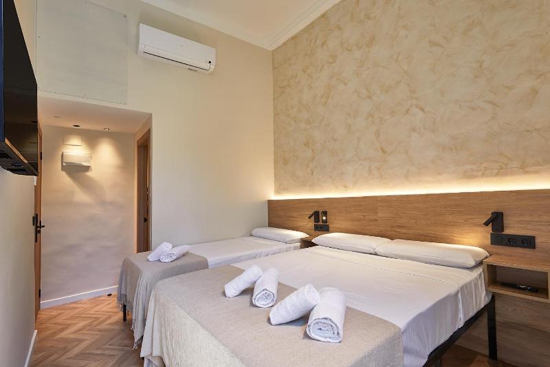 Triple Room with Shower image 3