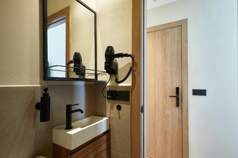 Triple Room with Private Bathroom image 4