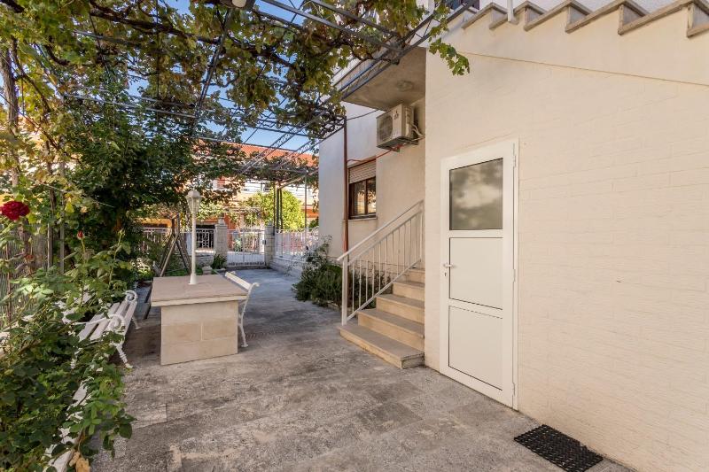 Apartments with parking space Kastel Stafilic Kastela - 20662 - image 11