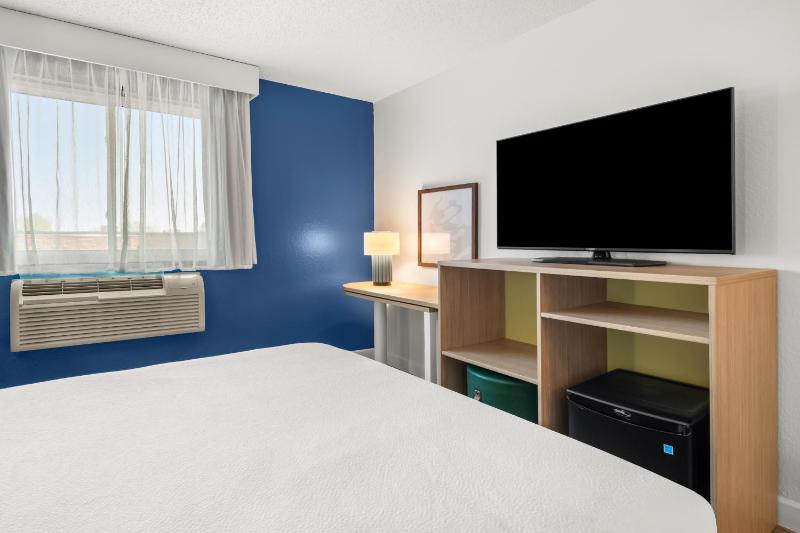 Queen Room image 2