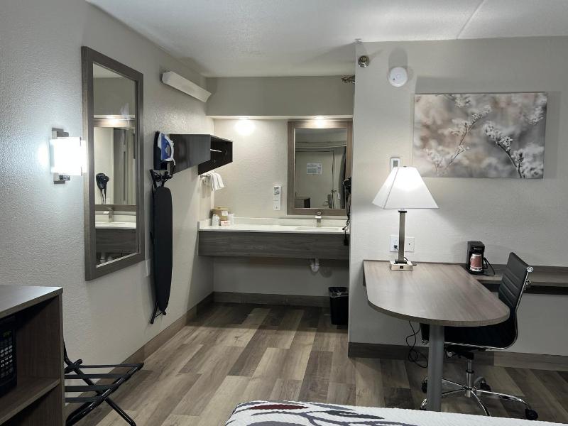Superior King Room Smoke Free image 3