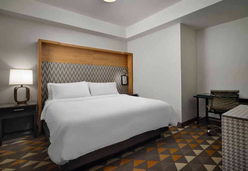 Standard King Room with Courtyard View image 4