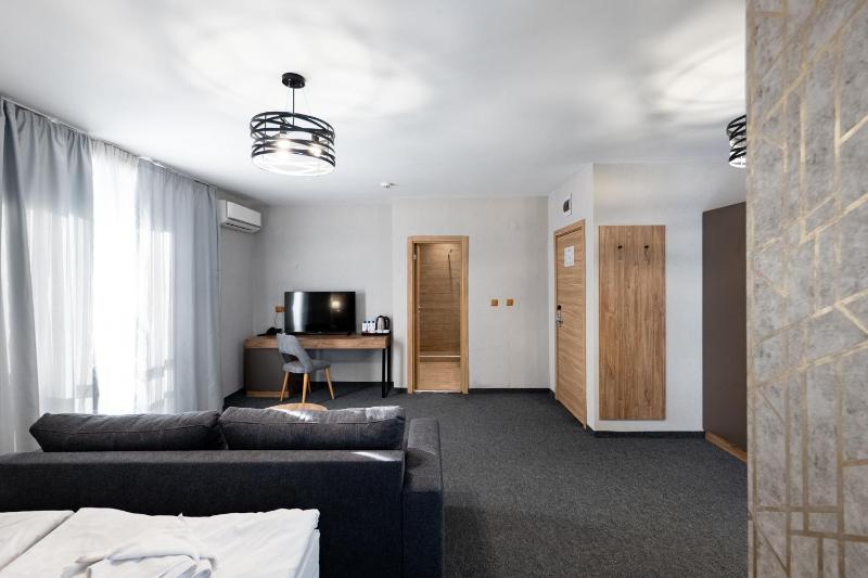 Deluxe Triple Room image 2