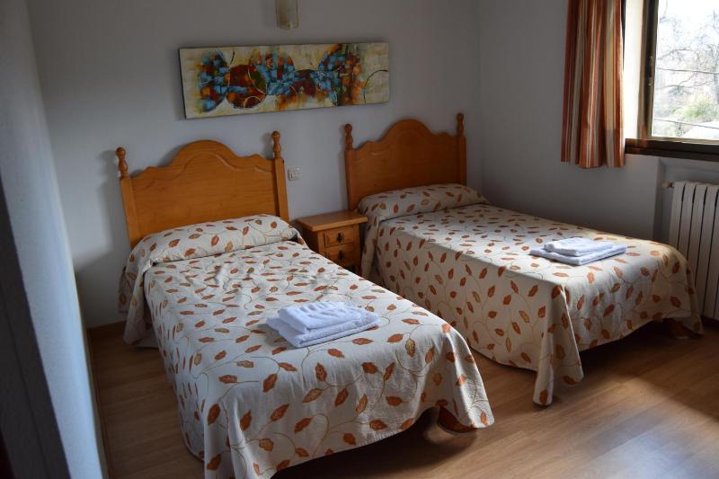 Twin Room with Extra Bed image 1