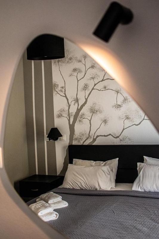 Deluxe Double or Twin Room with Sea View image 3