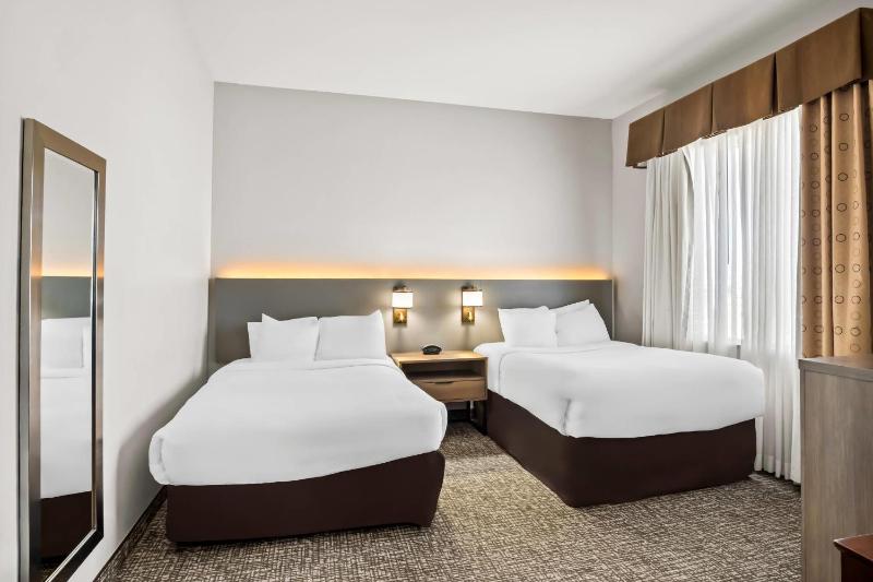 Suite with Two Double Beds - Accessible/Non-Smoking image 4