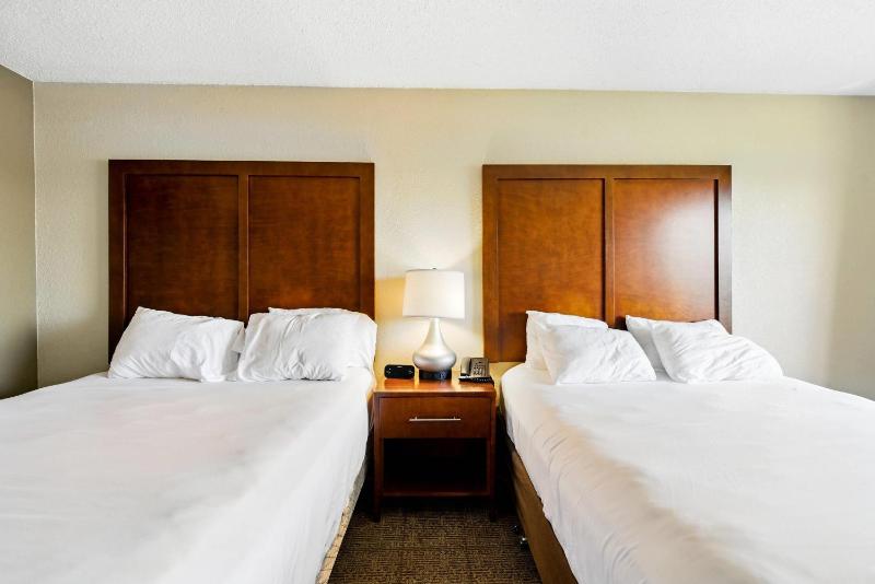 Queen Room with Two Queen Beds - Non-Smoking image 3
