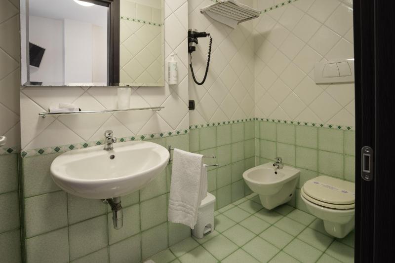 Single Room image 4