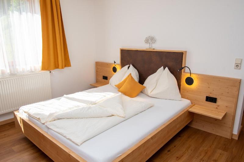 Double Room with Balcony image 4