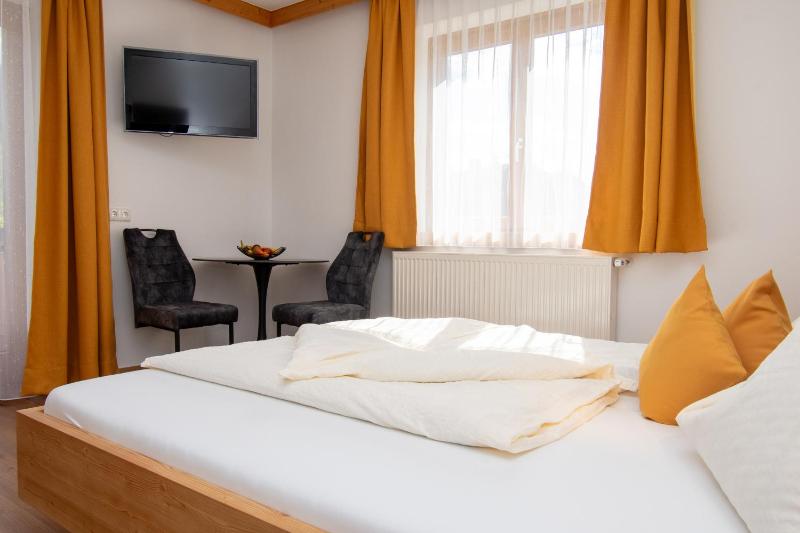 Double Room with Balcony image 3