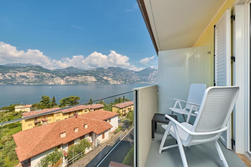 Superior Double Room with Balcony and Lake View image 4