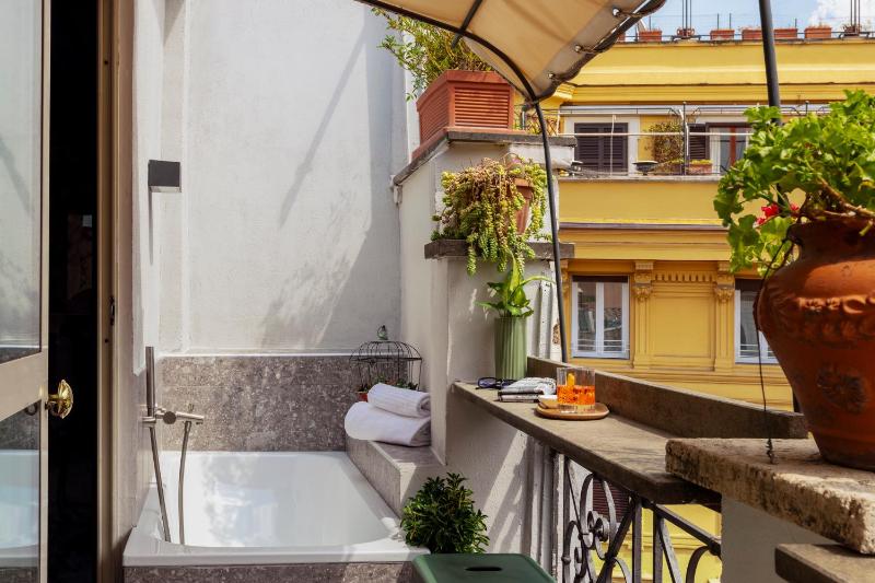 Deluxe Double Room with Balcony - Separate Building image 2