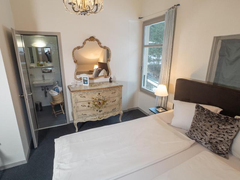 Double Room with Lake View image 2