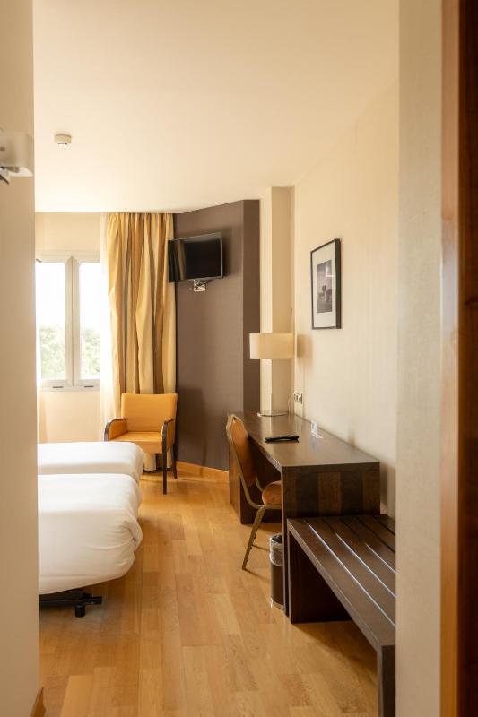 Twin Room image 2