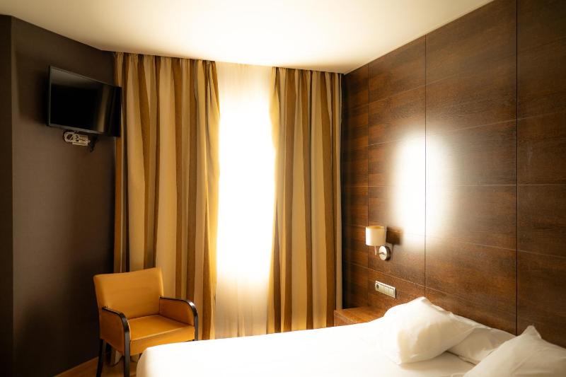 Standard Queen Room image 3