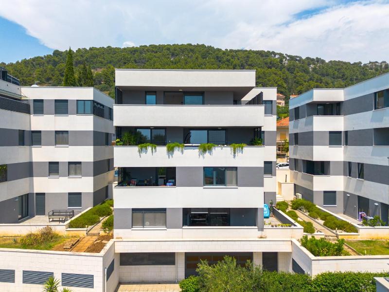 Three-Bedroom Premium Apartment with Balcony image 3
