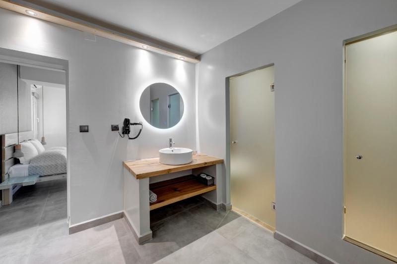 Double Room with Pool View image 4