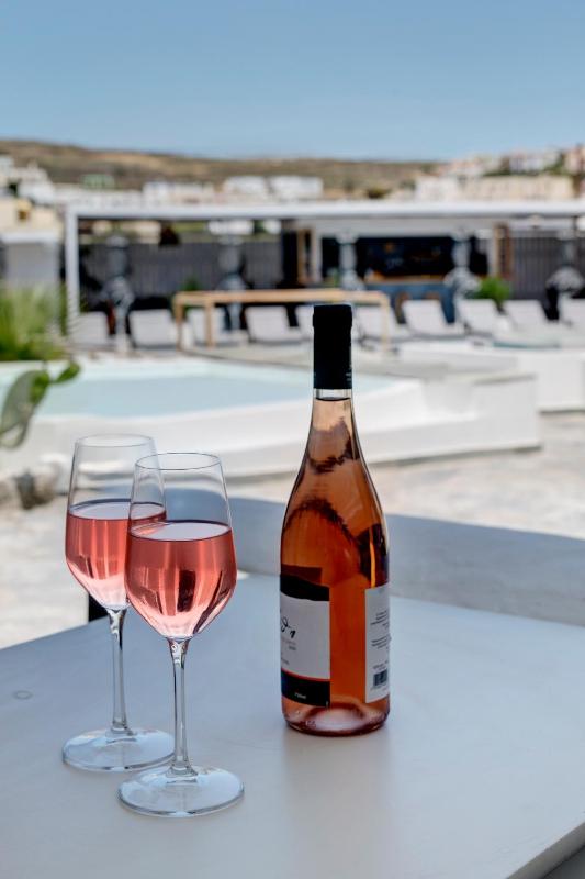 Double Room with Pool View image 3