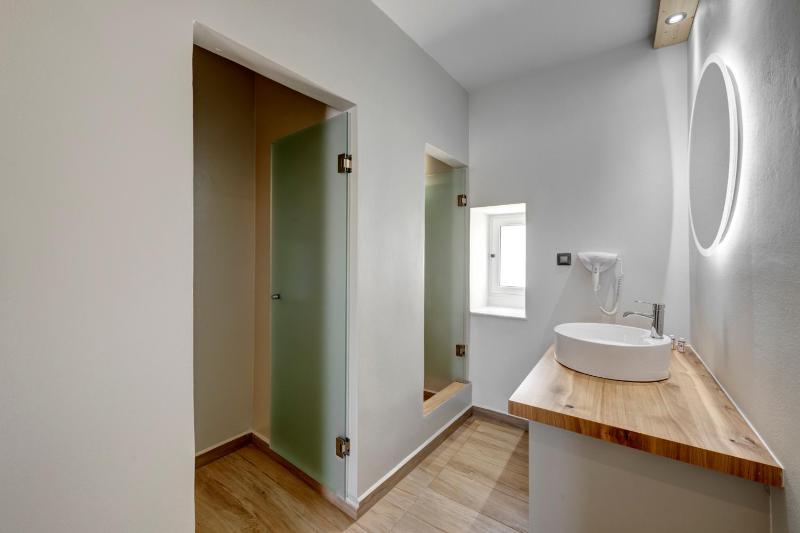 Double Room with Pool View image 1