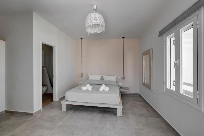 Deluxe Double Room with Sea View image 3