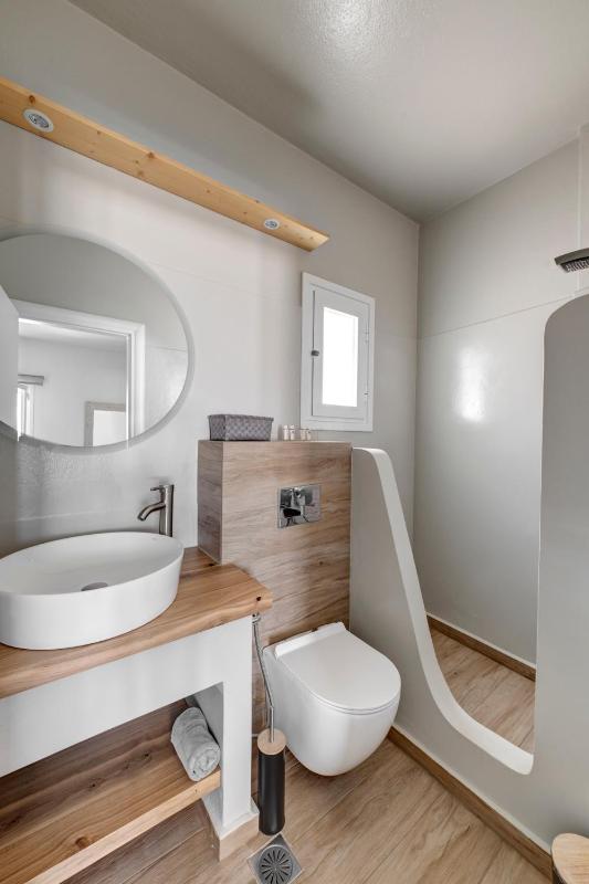 Deluxe Double Room with Sea View image 2