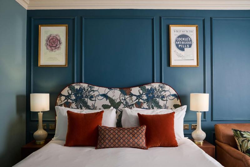 Deluxe Double Room with City View image 1