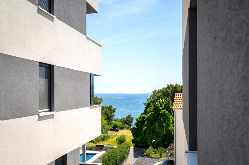 Three-Bedroom Deluxe Apartment image 3