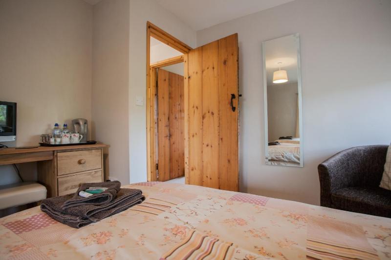 Twin Room with Ensuite Bathroom image 4