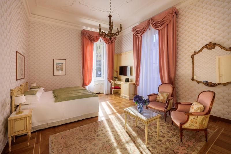 Deluxe Double or Twin Room with Park View image 4