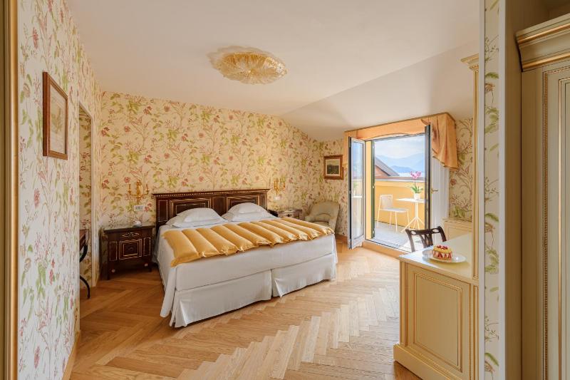 Classic Double Room with Lake view image 4
