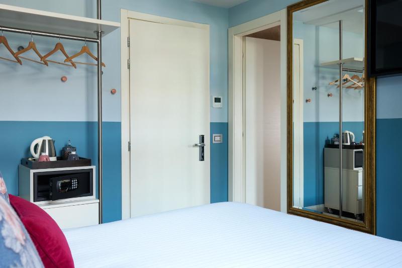 Queen Room with Terrace image 3