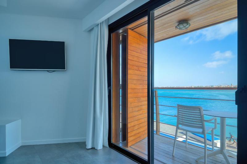 Superior Double Room with Balcony and Sea View image 2