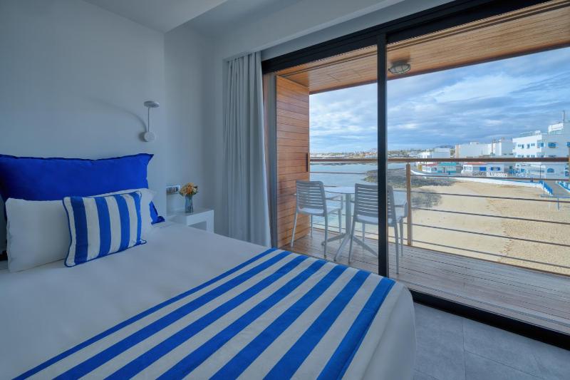 Double Room - Disability Access with Balcony and Sea View image 3