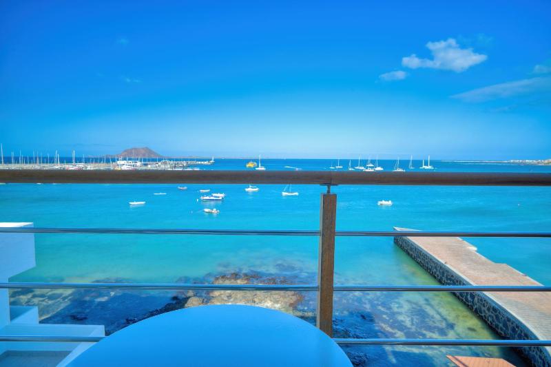 Superior Double Room with Balcony and Sea View image 4