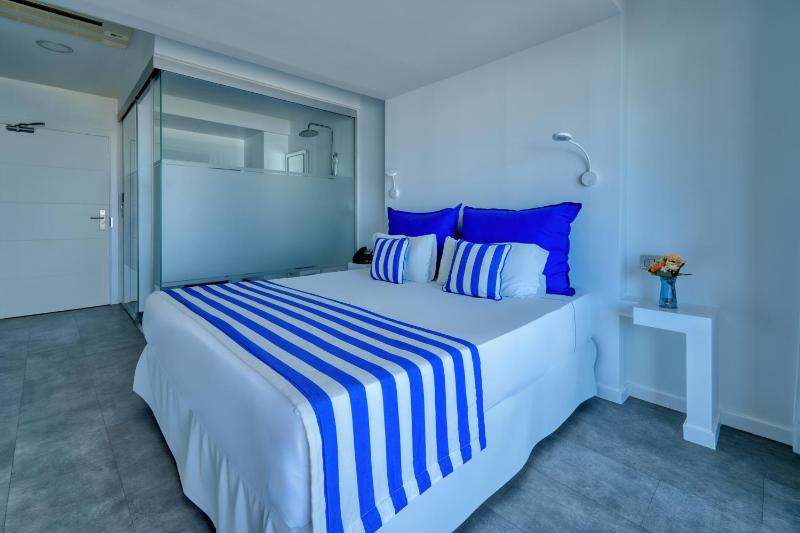 Double Room - Disability Access with Balcony and Sea View image 2