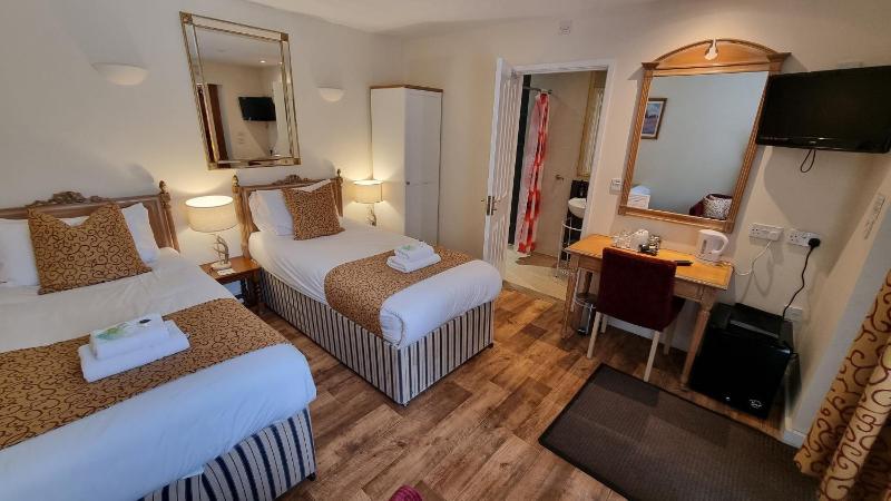 Triple Room with Shower image 4