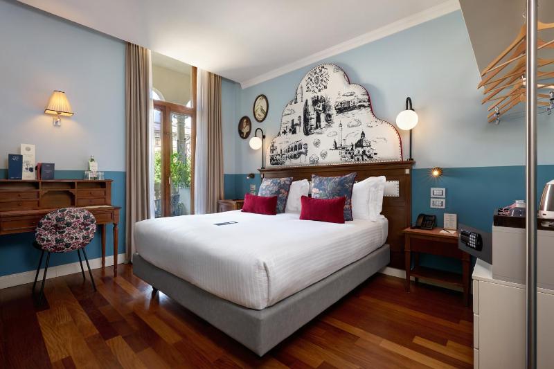 Queen Room with Terrace image 1